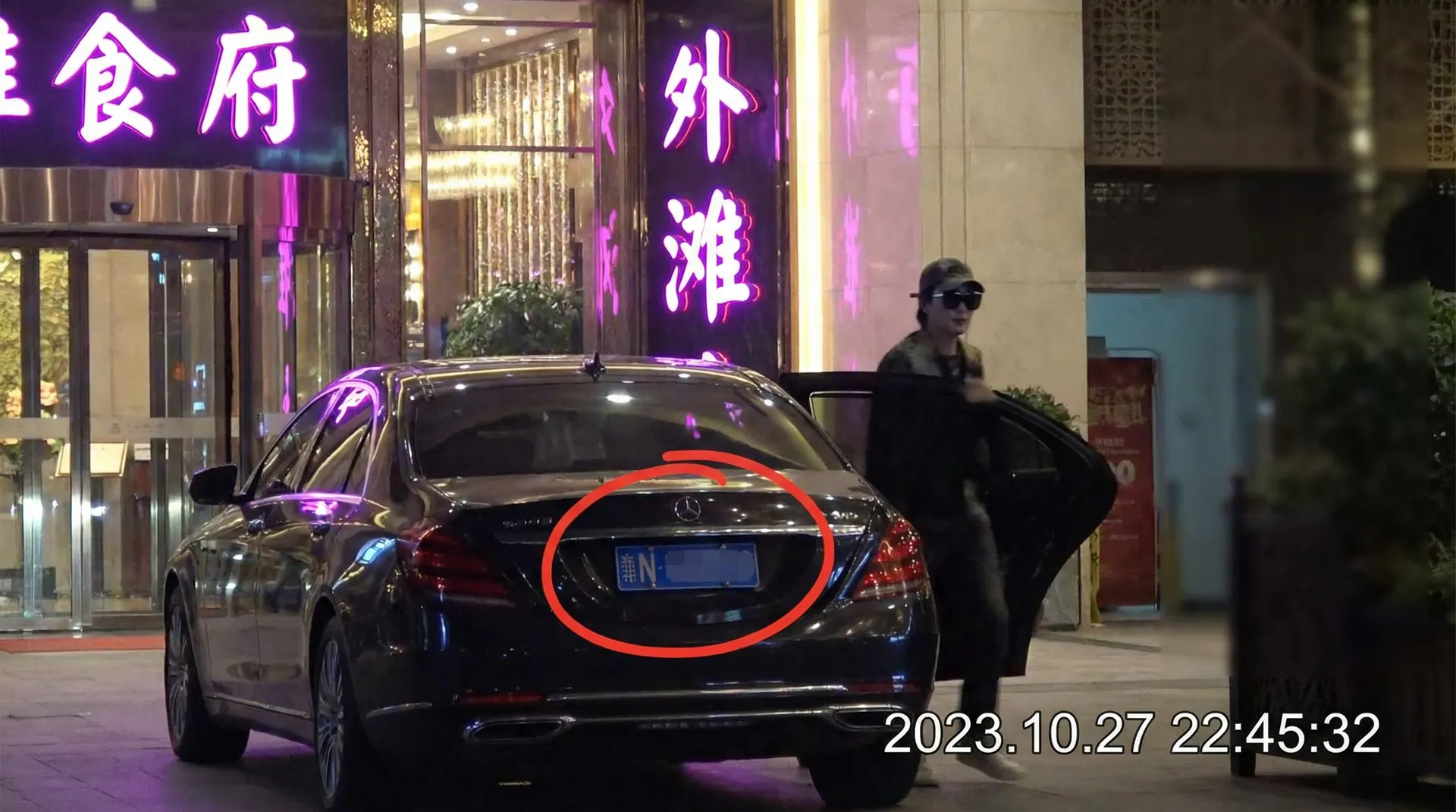 365Bet网址 - 豪车餐厅外偷拍